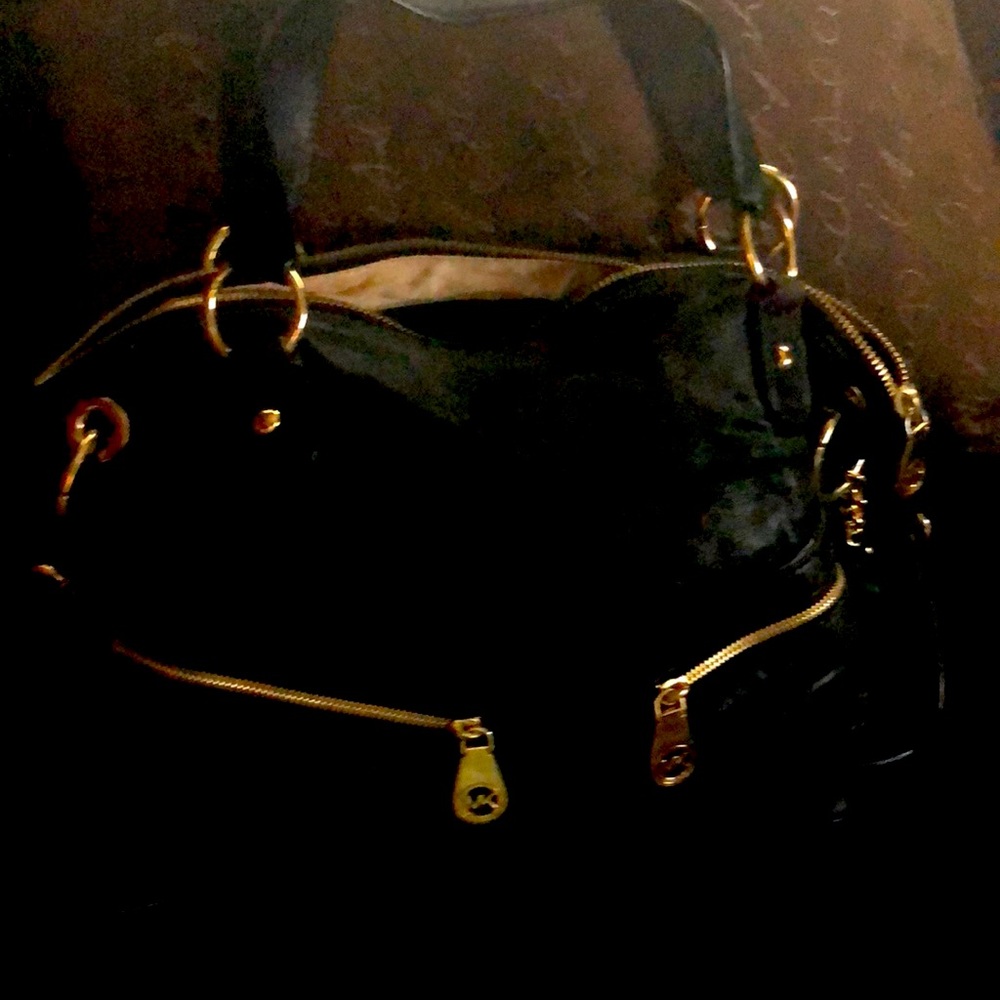 Very soft leather in great shape great size gold detail just to big for me